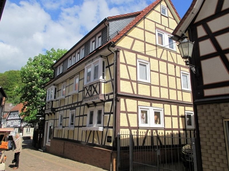 Wir wohnen im ersten Stock dieses fast 300 Jahre alten Fachwerkhauses in der Burgstraße in Lindenfels