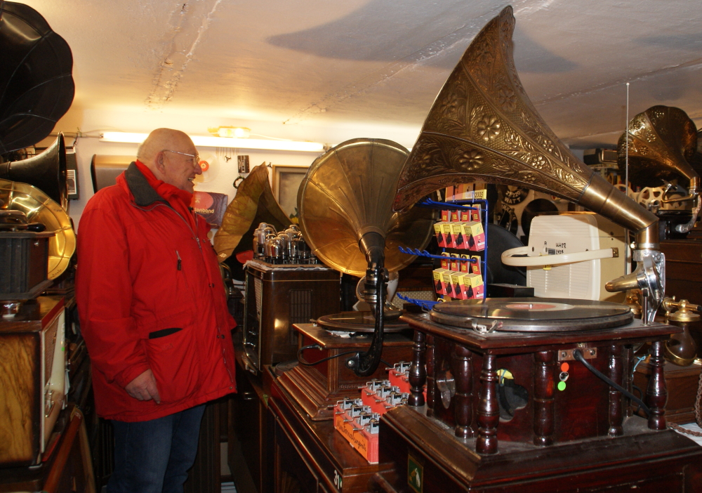 Helmut bestaunt die riesigen Trichter-Grammophone